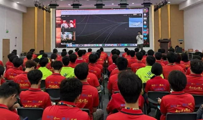 拥抱 AI 变革，赋能模具成长 —— 青华模具学校 AI 主题分享课