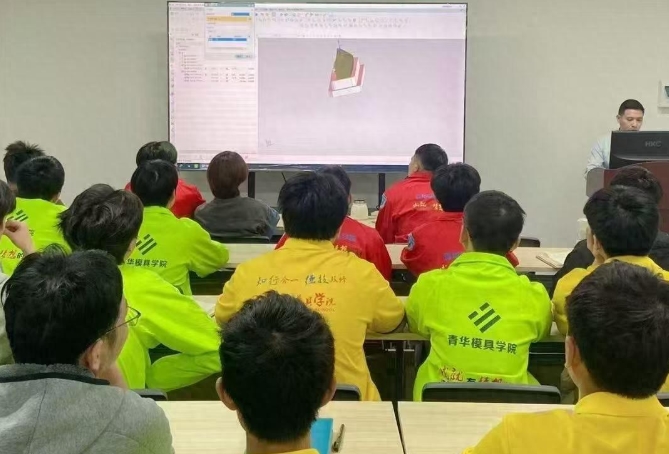 从操机到数控编程，技术升级不能只盯工资