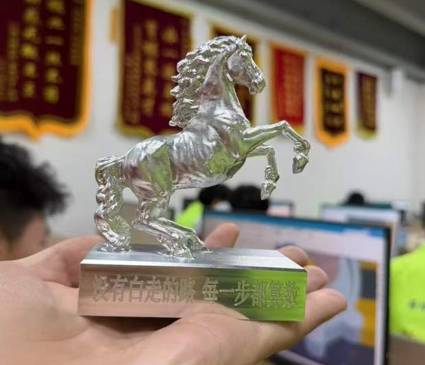 三四五轴编程学员刚结业，入职即拿 8k + 包吃住