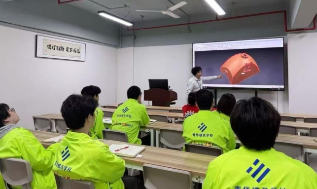 改写普通人人生！青华不止教技术，更帮你重启向上的人生频率