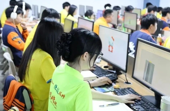 大学毕业一年换了多份工作，他为什么最后选择来青华学产品设计？