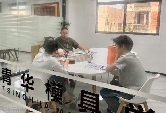 青华模具接待室日常｜暑期咨询热潮持续，大批学子到校实地规划职业路