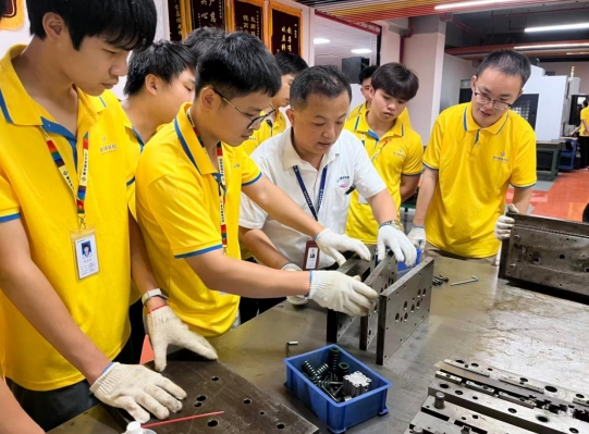 课堂纪实｜五金模具设计实操课堂，实物拆装练硬功，筑牢上岗基本功