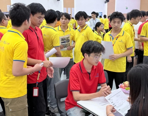 8 月招聘会现场直击｜看得见的就业，才更有底气