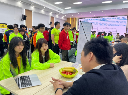 学员顺利上岗！试用期 7500 + 包住 + 五险一金：好就业从来不是空话
