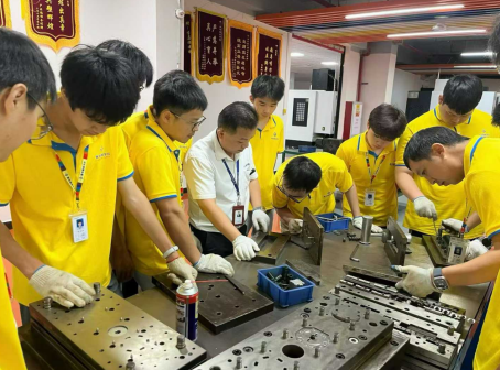 学数控模具最怕 “看得多、练得少”，充足机床实操，才是学好技术的核心底气
