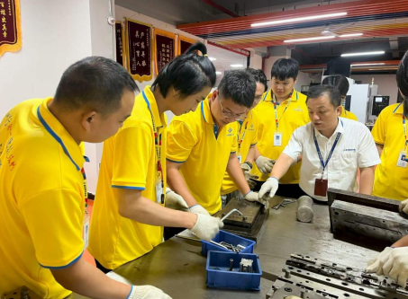 从图纸到实物，在拆装间读懂五金模具｜青华实操课堂纪实