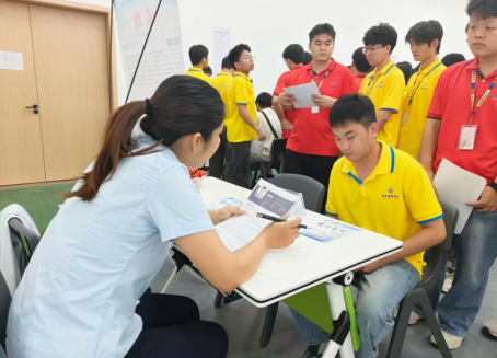 教学+就业双保障！青华校内专场招聘会，企业进校直招